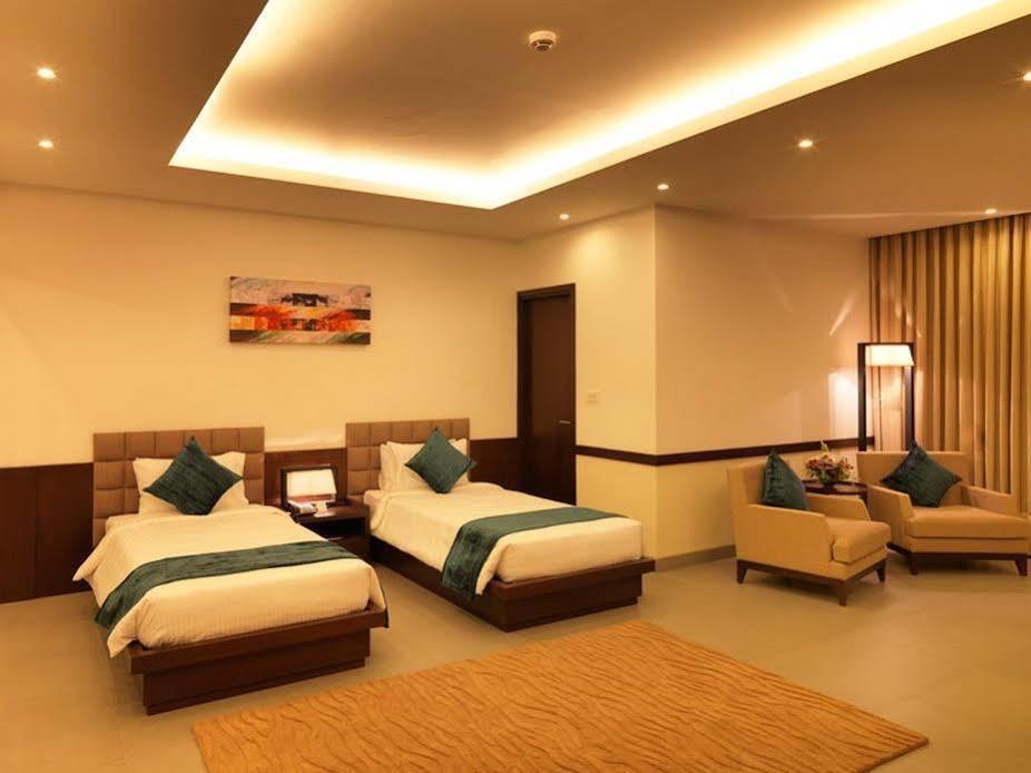 24 Tech Hotel Bangalore Bagian luar foto